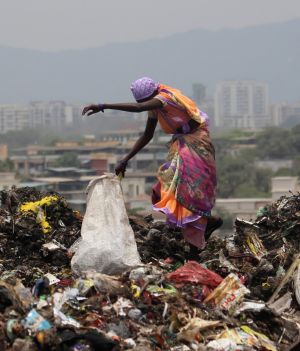 Już dziś śmieci zalewają Indie (fot. Himanshu Bhatt/NurPhoto via Getty Images)