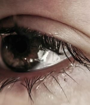 Gruczoły łzowe nie tylko pozwalają nam płakać, ale przede wszystkim odpowiadają za nawilżenie oczu (fot. Getty Images)
