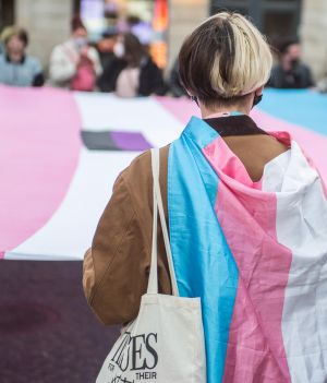 Osoby transpłciowe, ich bliscy i zwolennicy  protestowali przed budynkiem hiszpańskiego parlamentu (fot. Getty Images)