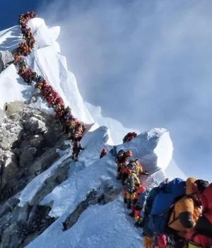Korek na Mount Everest uchwycony przez Nirmala Purję w 2019 roku (fot. Facebook/Project Possible)