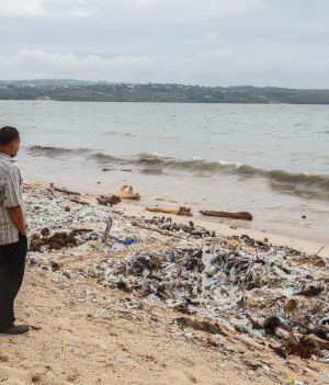 Plastikowe śmieci są regularnie wyrzucane na plaże na całym świecie. Tu Kedonganan na Bali w Indonezji (fot. Putu Sayoga / Bloomberg via Getty Images)