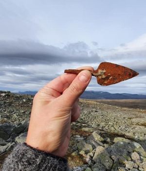 Wśród tysięcy znalezionych artefaktów jest wiele grotów strzał, ale nie brkuje też narzędzi, odzieży czy przedmiotów codziennego użytku (fot. Secrets Of The Ice)