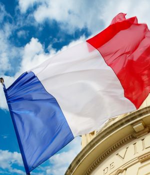 Flaga Francji już tak nie wygląda. Emmaneul Macron wprowadził zmiany