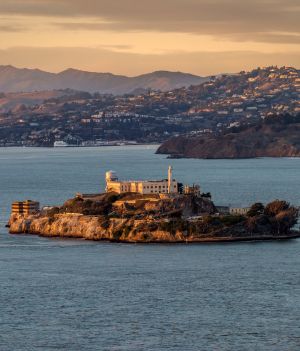 Więzienie Alcatraz nie było fortecą bez wyjścia. Trzem osadzonym udało się uciec