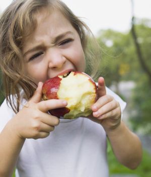 Dieta może chronić przed ADHD. Naukowcy udowodnili to za pomocą badań mózgu u dzieci (fot. Getty Images)