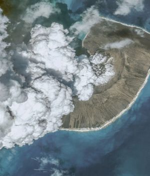Dlaczego erupcja wulkanu Tonga była tak gwałtowna? Czego mamy spodziewać się w przyszłości? (fot. Maxar via Getty Images)