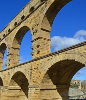 Jak powstał Pont du Gard – słynny starożytny akwedukt? (fot. Dukas/Universal Images Group via Getty Images)