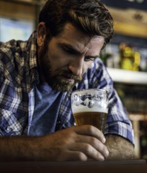 Już jedno piwo dziennie sprawia, że mózg się kurczy. Nawet umiarkowane picie alkoholu szkodzi zdrowiu (fot. Getty Images)