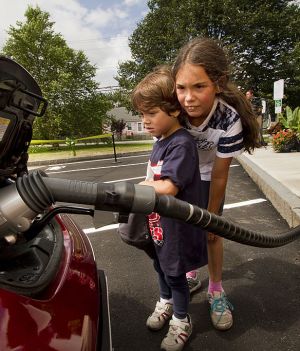 Naukowcy policzyli, że samochód elektryczny wyposażony w baterie kwantowe będzie można naładować w trzy minuty! (fot. Carl D. Walsh/Portland Portland Press Herald via Getty Images)