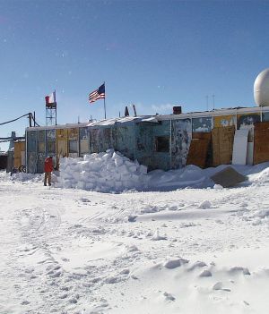 Rekordowe fale upałów uderzyły jednocześnie w Arktykę i Antarktykę. To skutki zmian klimatu (fot. NSF/Josh Landis, employee 1999-2001, Wikimedia Commons, public domain)