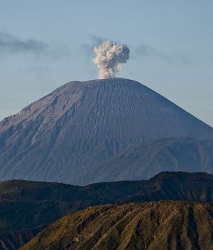 Wulkany Indonezji - które z nich można zdobyć? (fot. Ulet Ifansasti/Getty Images)