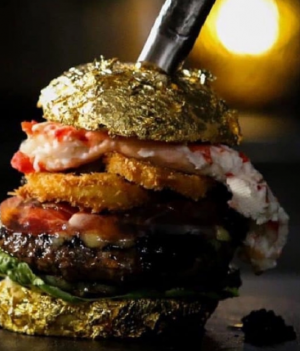 Najdroższy burger na świecie kosztuje 23 tysiące złotych. Co jest w środku?