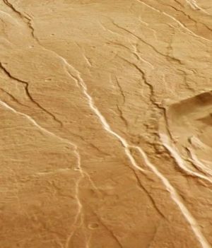 Zaskakujące nowe zdjęcia Marsa pokazują wielki okrągły znak i gigantyczne, jakby wydrapane szponami rysy. Co to jest? (fot. ESA/DLR/FU Berlin, CC BY-SA 3.0 IGO)
