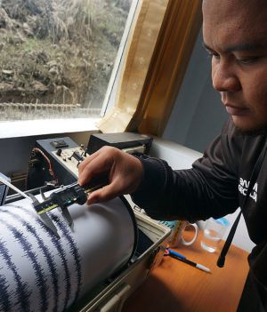 Co to znaczy „sejsmologia” i czym zajmują się sejsmolodzy? Trzęsienia ziemi pod lupą naukowców (fot. Adhitya Hendra/Pacific Press/LightRocket via Getty Images)