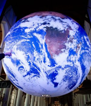 Ziemia ciekawostki. Jak powstała nasza planeta, czemu jest niezwykła i jaki koniec ją czeka? (fot. Ana Fernandez/SOPA Images/LightRocket via Getty Images)