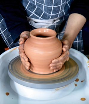 Jak powstaje ceramika? Nie święci garnki lepią (fot. Adriana Adie/NurPhoto via Getty Images)