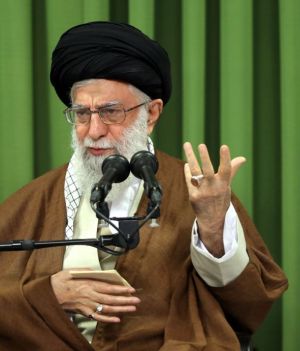 Ali Chamenei, zwany też Ali Khamenei: człowiek, który trzyma w garści Iran (fot. Iranian Leader's Press Office - Handout/Anadolu Agency/Getty Images)