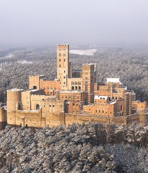 Zamek w Stobnicy: opis, zwiedzanie, bilety i dojazd, historia obiektu (Fot. SZ Archi, Wikimedia Commons, CC-BY-SA-4.0)