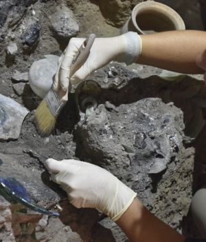 Archeolożka pracuje w odnalezionym domu