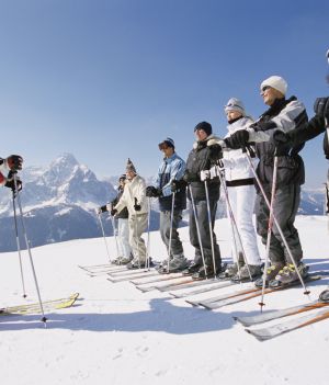 Jak jeździć na nartach – wskazówki jak zacząć i jak poprawić technikę jazdy (fot. Getty Images)