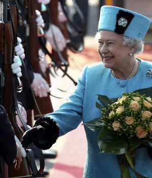 Elżbieta II „opłynęła świat” 42 razy i poznała pół miliona osób. To jednak nie koniec rekordów