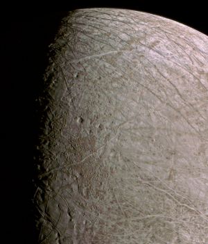 Pierwsze od 22 lat szczegółowe zdjęcia Europy, księżyca Jowisza. Sonda Juno pokazała nam lodowy krajobraz (Fot. NASA/SwRI/MSSS/Thomas Appéré, CC-BY-3.0)
