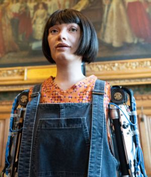 Pierwszy humanoidalny robot wystąpił przed Brytyjskim Parlamentem. Zachowanie Ai-Dy zaskoczyło polityków