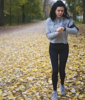 Spacerujesz, nie zachorujesz. Przed jakimi schorzeniami chroni codzienne chodzenie pieszo? (fot. Getty Images)