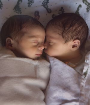 Najstarsza matka na świecie urodziła bliźniaki w wieku „babcinym”. To historia bez happy endu (fot. Getty Images)