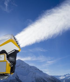 Śnieg znika przez zmiany klimatyczne. Co bezśnieżne zimy oznaczają dla narciarzy? (fot. Getty Images)