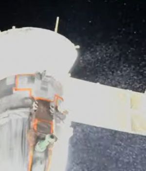 Niebezpieczna sytuacja na Międzynarodowej Stacji Kosmicznej. Przecieka układ chłodzenia statku Sojuz (fot. NASA TV)