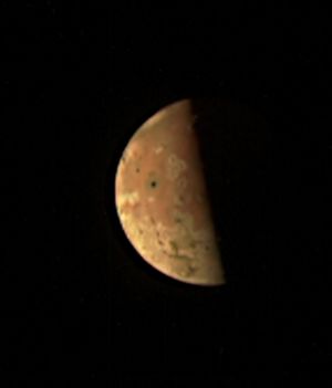 Sonda kosmiczna Juno przesłała na Ziemię zdjęcia usianego wulkanami księżyca Io (fot. NASA/JPL-Caltech/SwRI/MSSS)