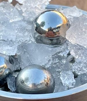 Odkryto zupełnie nowy rodzaj lodu. Pomogło w tym szybkie potrząsanie stalowymi kulami (fot. Christoph Salzmann)