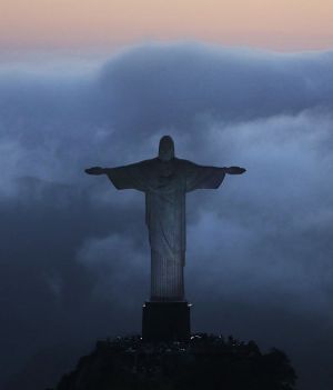 Piorun trafił Chrystusa z Rio