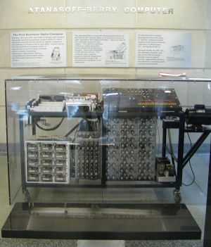 Pierwszy komputer – jak wygląda historia komputera na świecie? (fot. User:Manop, Wikimedia Commons, CC-BY-SA-3.0-migrated)