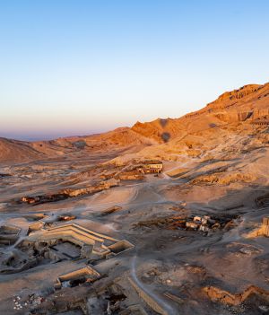 Dolina Królów to wyjątkowe miejsce w Egipcie. Tylko tu można zobaczyć tak wiele grobowców faraonów (fot. Getty Images)