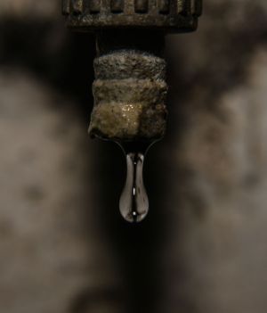 Aż 2 miliardy ludzi na świecie nie mają dostępu do czystej wody pitnej. Przybywa obszarów zagrożonych suszą (fot. Wassilios Aswestopoulos/NurPhoto via Getty Images)