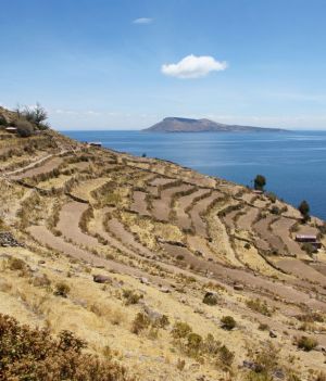 Jezioro Titicaca – jakie tajemnice skrywa to jezioro Ameryki Południowej? (fot.  Laurent Guerinaud/AGB Photo Library/Universal Images Group via Getty Images)
