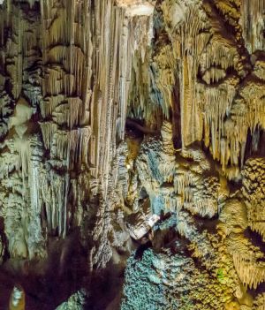 Jaskinia Nerja najchętniej odwiedzaną jaskinią paleolitu? Już tysiące lat temu ludzie podziwiali tam sztukę (fot. Dukas/Universal Images Group via Getty Images)