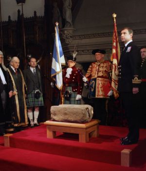 Szkoci wykradli ten kamień z Westministeru. Teraz go oddadzą, by Karol III mógł na nim usiąść podczas koronacji (fot. Chris Bacon - PA Images/PA Images via Getty Images)
