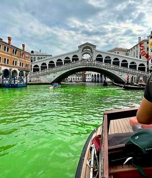 Zielona woda w Wenecji