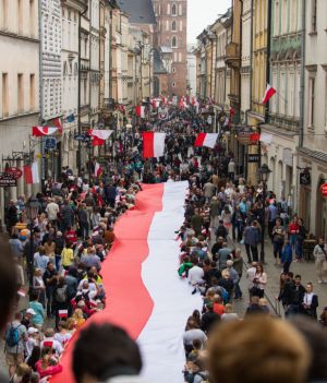 Flaga Polski ciekawostki – co oznaczają kolory i dlaczego jest biało-czerwona?
