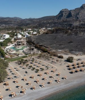 Premier Grecji zapowiedział darmowy pobyt na Rodos dla turystów, którzy musieli opuścić wyspę z powodu pożarów / Fot. Dan Kitwood/Getty Images