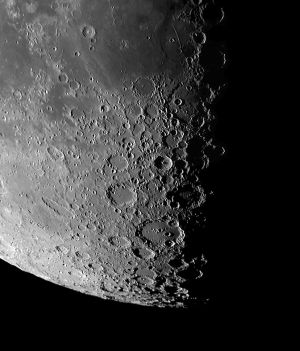 Dlaczego miękkie lądowanie na Księżycu jest trudne? Co takiego znajduje się na jego południowym biegunie? (fot. Jamie Cooper/SSPL/Getty Images)