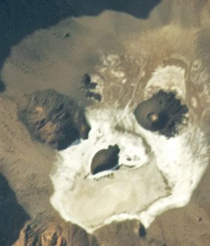 NASA pokazała niezwykłe zdjęcie wulkanu znajdującego się na Saharze. Wygląda jak złowieszcza ludzka twarz (fot. NASA)