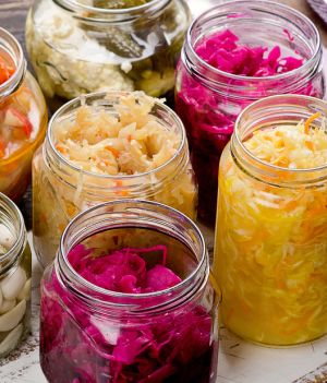 Czy nasze mózgi urosły dzięki spożywaniu fermentowanej żywności? Nowa, zaskakująca hipoteza badaczy (fot. Shutterstock)