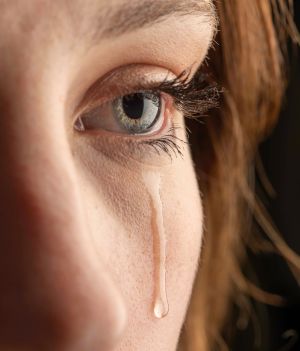 Ludzkie łzy zawierają substancję, która hamuje agresję mężczyzn