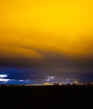 Zanieczyszczenie światłem nasila się. Polskie niebo jest w nocy jaśniejsze niż za dnia