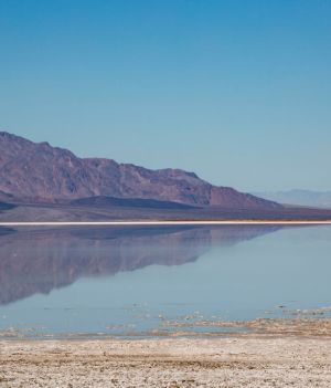 Fenomen w Dolinie Śmierci: od pół roku utrzymuje się tam jezioro. Dlaczego jeszcze nie zniknęło? (fot. George Rose/Getty Images)
