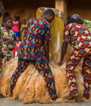 Budzące strach tajne stowarzyszenia z Afryki. To one wymyśliły zmienianie ludzi w zombie (fot. Eric Lafforgue/Art in All of Us / Getty Images)